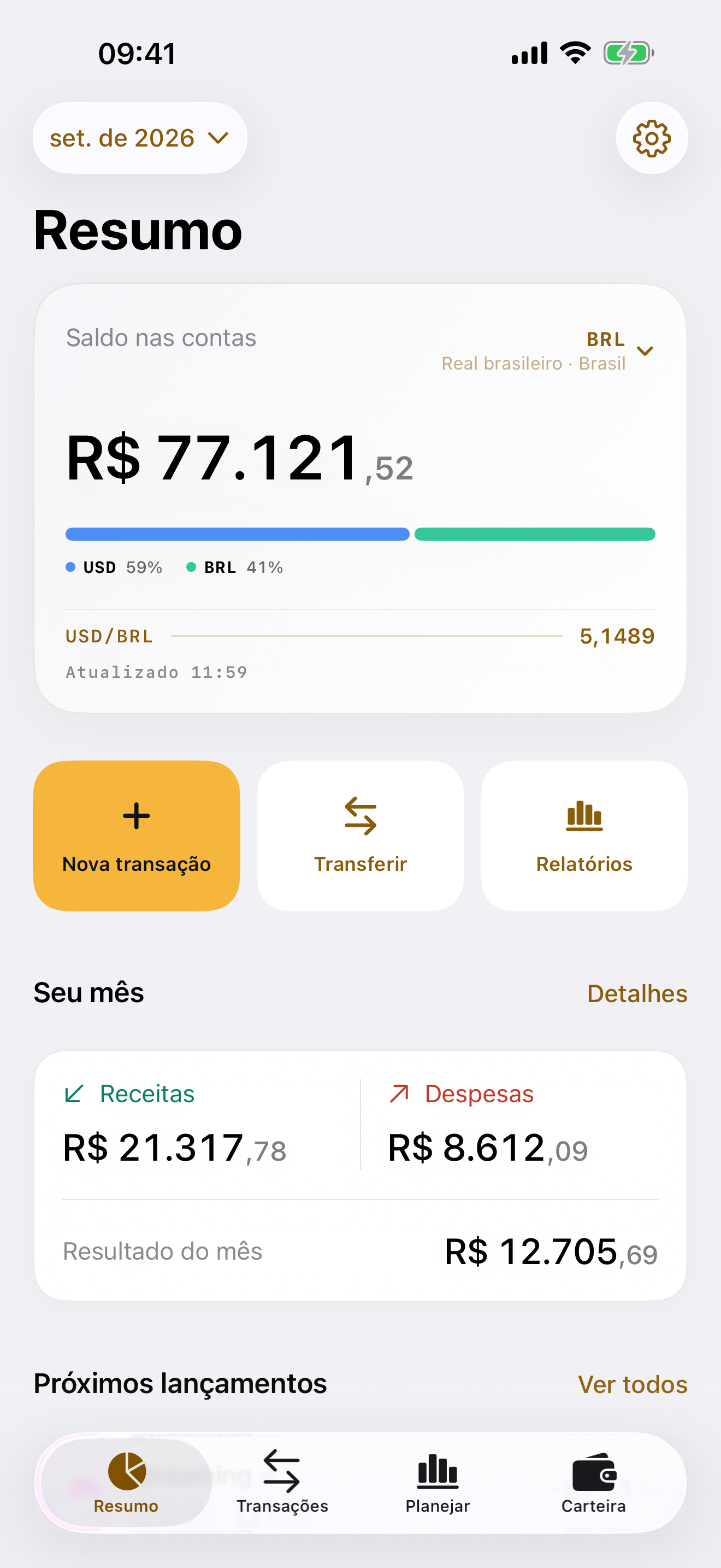 Resumo financeiro com saldo consolidado, moedas e fluxo mensal.